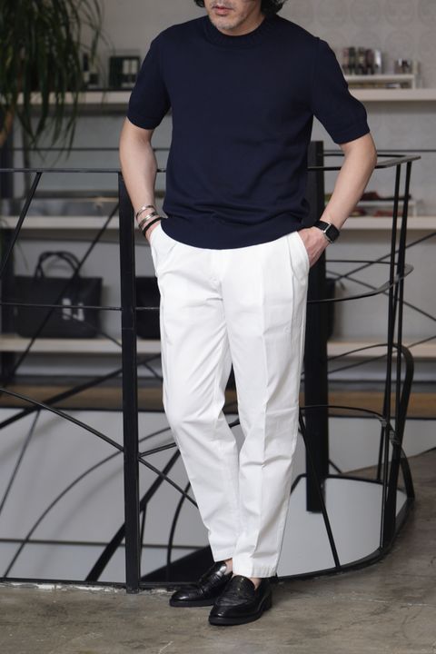 LARDINIを使用した、ホワイトパンツで引き立つ都会派ネイビースタイル