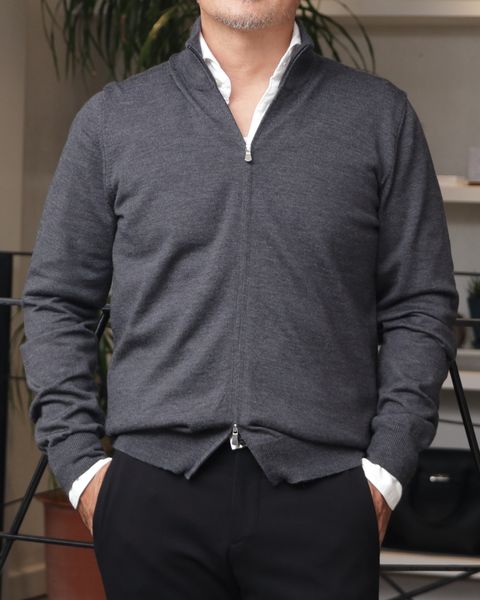 TAGLIATORE ジャケットを使用したブークレの柔らかさで魅せる、大人の都会派ジャケットスタイル
