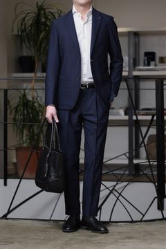 AOURE セットアップスーツを使用した、ネイビーで整える、軽やかセレモニースタイル