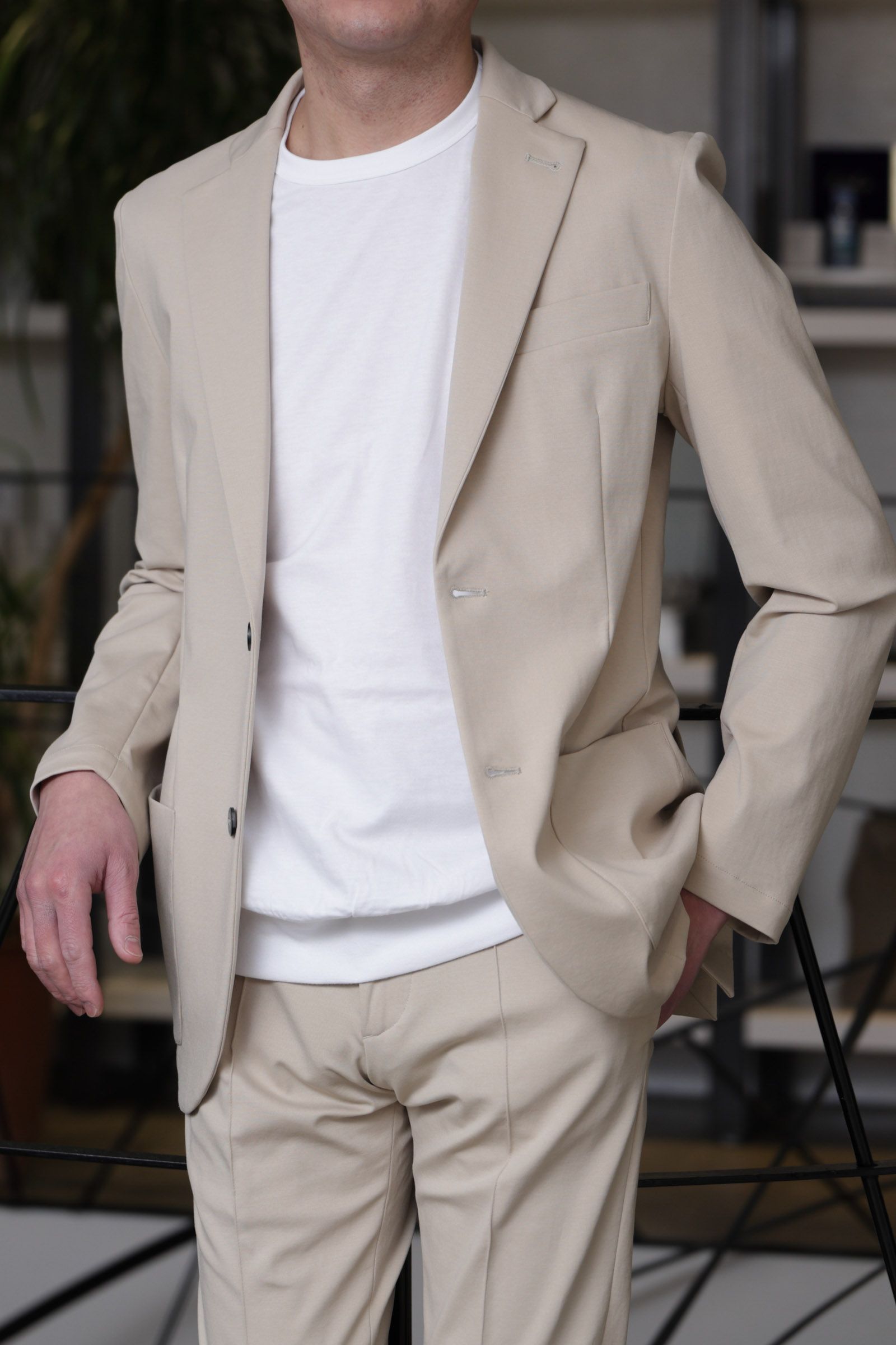 ジャブスアルキヴィオ セットアップスーツを使用した、抜け感を効かせた上品ベージュコーデ