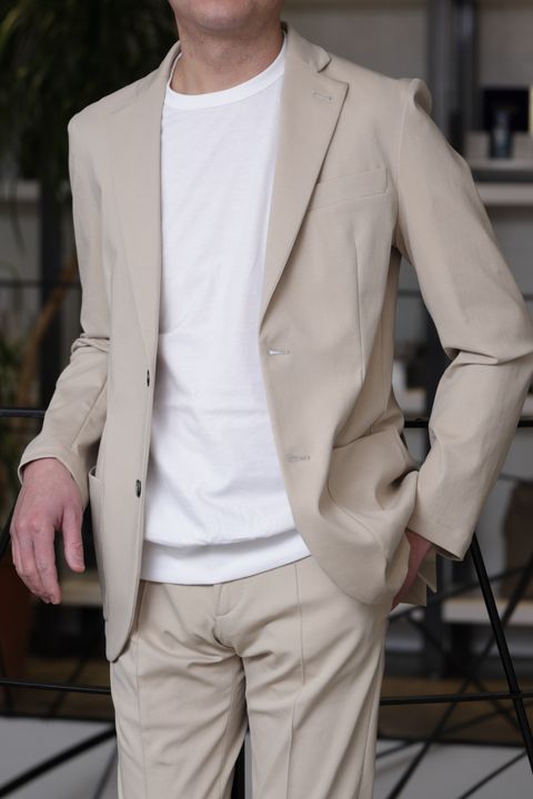 ジャブスアルキヴィオ セットアップスーツを使用した、抜け感を効かせた上品ベージュコーデ