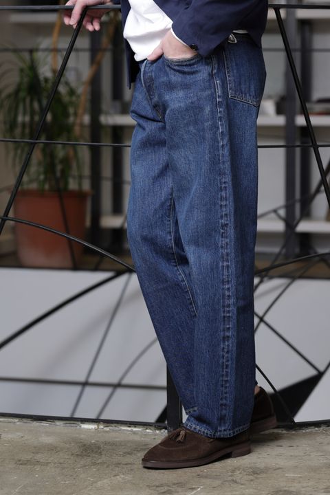 ワイドデニムを上品に着こなす都会派スタイル