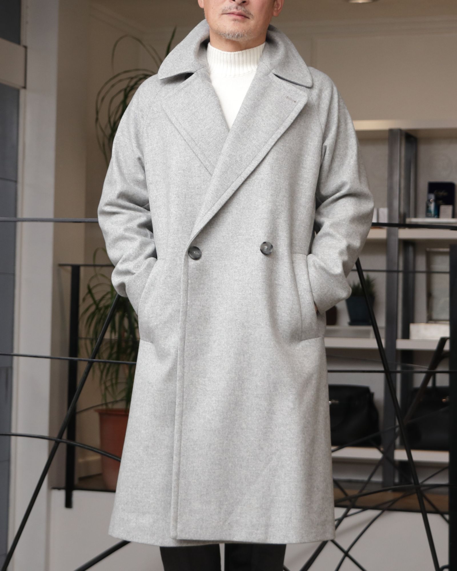 HEVO ウール ベルテッド ダブルコートを使用したグレーの濃淡で魅せる、冬の洗練スタイル