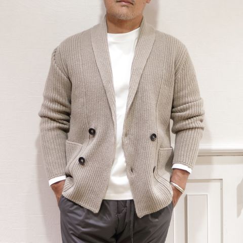 "HERNO"中綿ナイロンパンツを使用したリラックススタイル