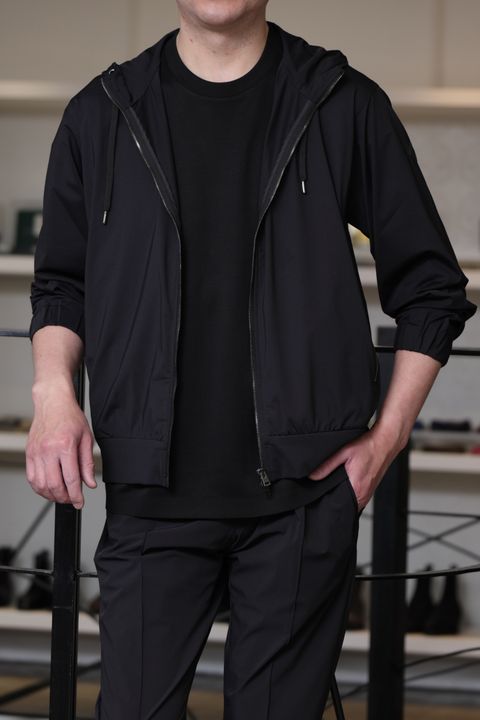 HERNO ストレッチジャージパーカを使用した、オールブラックで魅せる大人のリラックススタイル