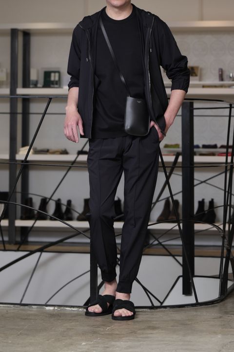 HERNO ストレッチジャージパーカを使用した、オールブラックで魅せる大人のリラックススタイル