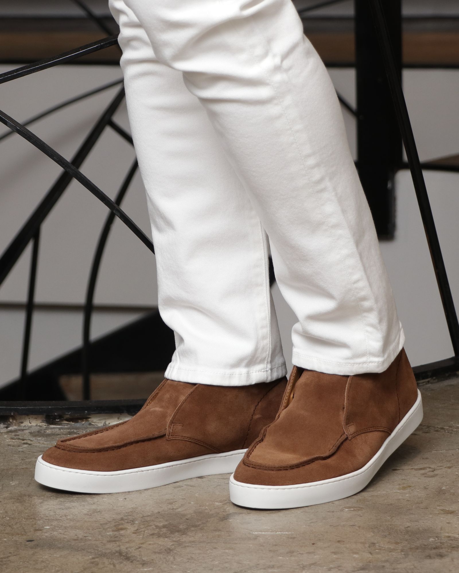 MACKAGE ダウンジャケットを使用したトーン・オン・トーンで魅せる、冬のリュクスカジュアル スタイリング