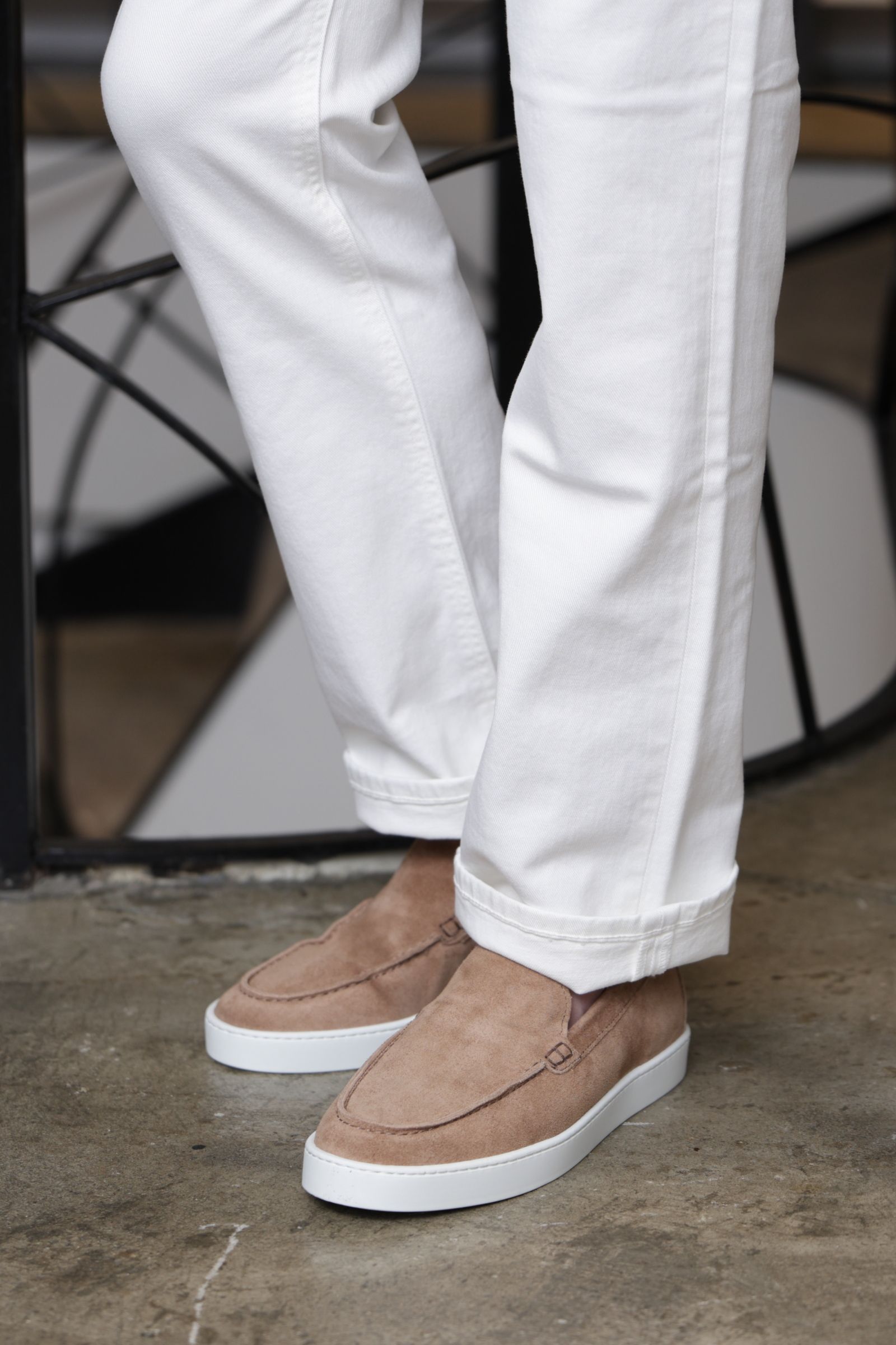 干場氏別注 BIAGINI トートバッグを使用した、キャメル×ピンクで魅せる大人のサマースタイル