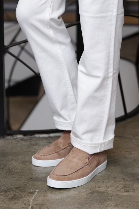 干場氏別注 BIAGINI トートバッグを使用した、キャメル×ピンクで魅せる大人のサマースタイル