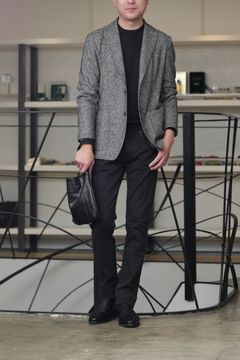 TAGLIATORE ジャケットを使用した、ブラックを品よく着る洗練ジャケットコーデ
