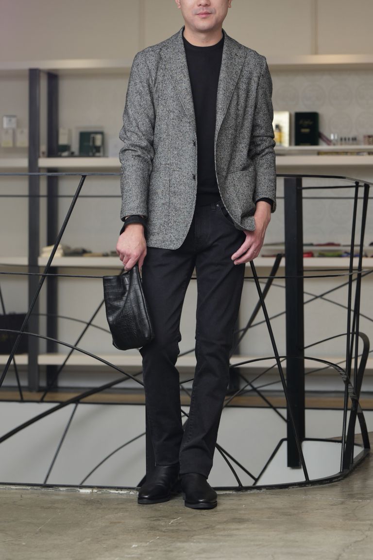 TAGLIATORE ジャケットを使用した、ブラックを品よく着る洗練ジャケットコーデ
