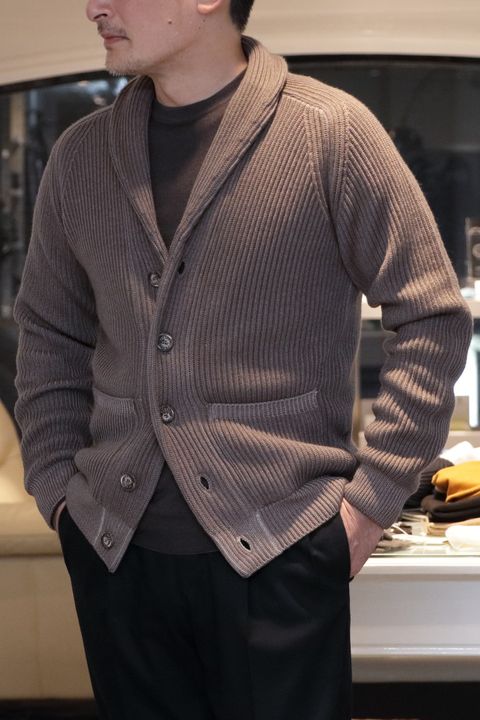 "FEDELI"のショールカラーカーディガンを使ったエレガントなリラックスコーデ