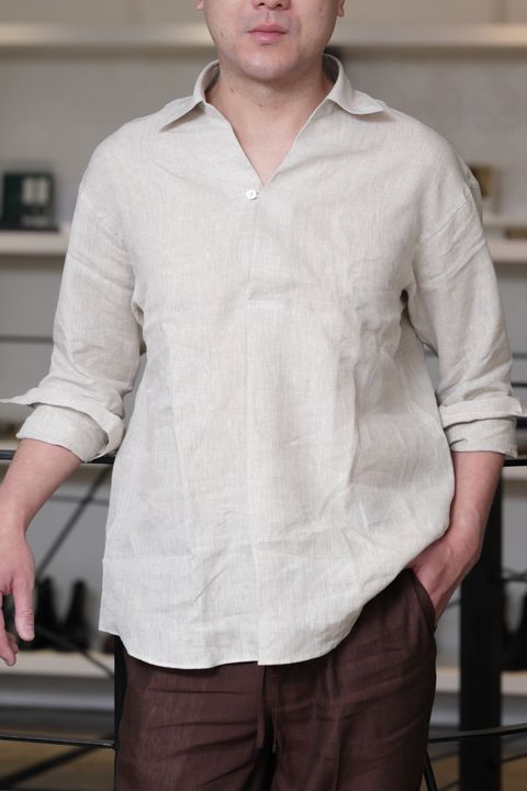 COLONY CLOTHING リネン カプリシャツを使用した、リゾート感と品格を両立するブラウンリネンスタイル