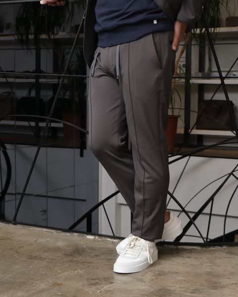 AOURE セットアップスーツを使用した、機能美と品格を纏う、モダンセットアップスタイル