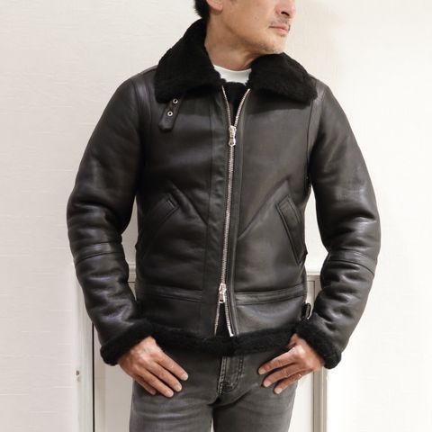 "EMMETI"H AVIATOR ムートンジャケットを使用したラグジュアリーロックスタイル
