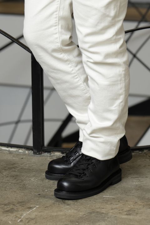 HERNO ブルゾンを使用した、ブラウン×ホワイトで魅せる大人のクリーンカジュアル スタイル