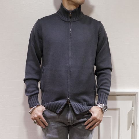 "FILIPPO DE LAURENTIIS"を使用したカジュアルダウンコーデ