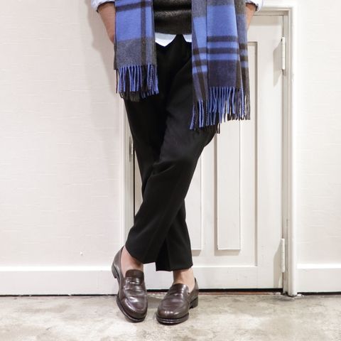"JOHN SMEDLEY"ローゲージケーブルニットを使用したスタイル