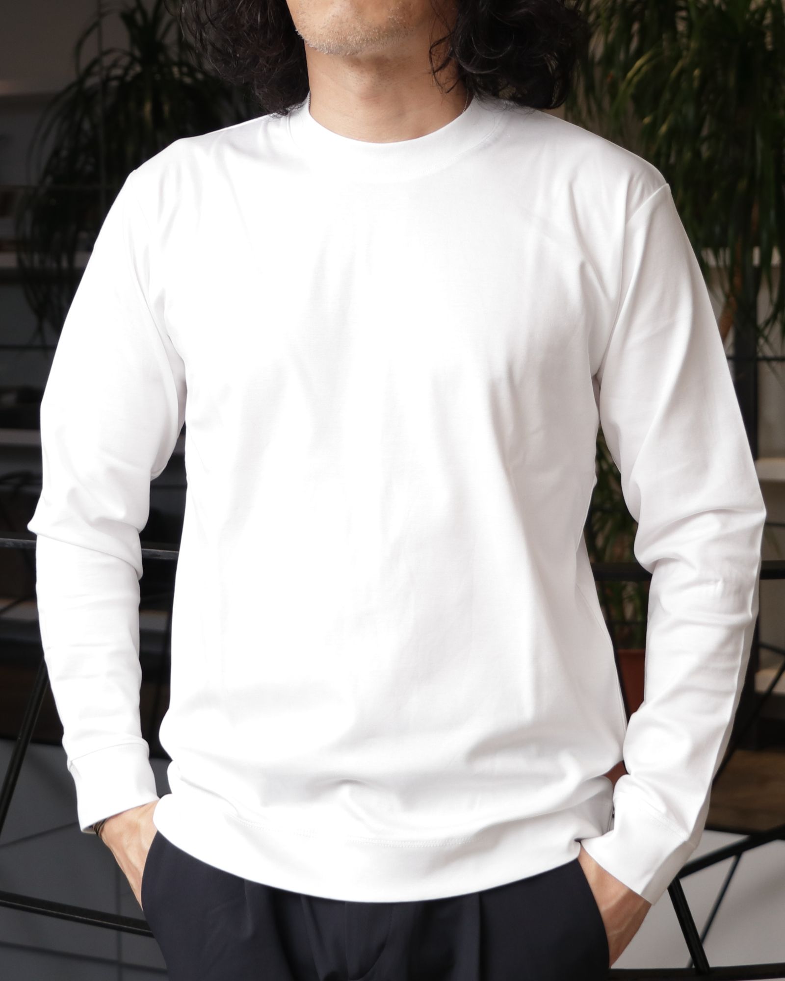 全身HERNOで統一したモノトーンで魅せる、都会派アクティブスタイル