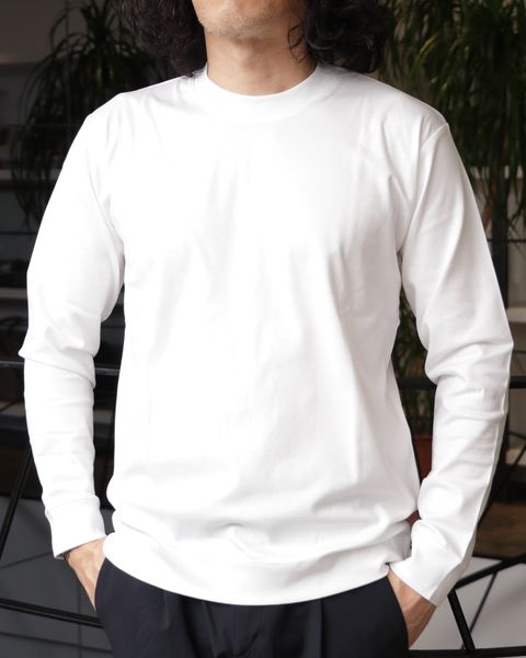 全身HERNOで統一したモノトーンで魅せる、都会派アクティブスタイル