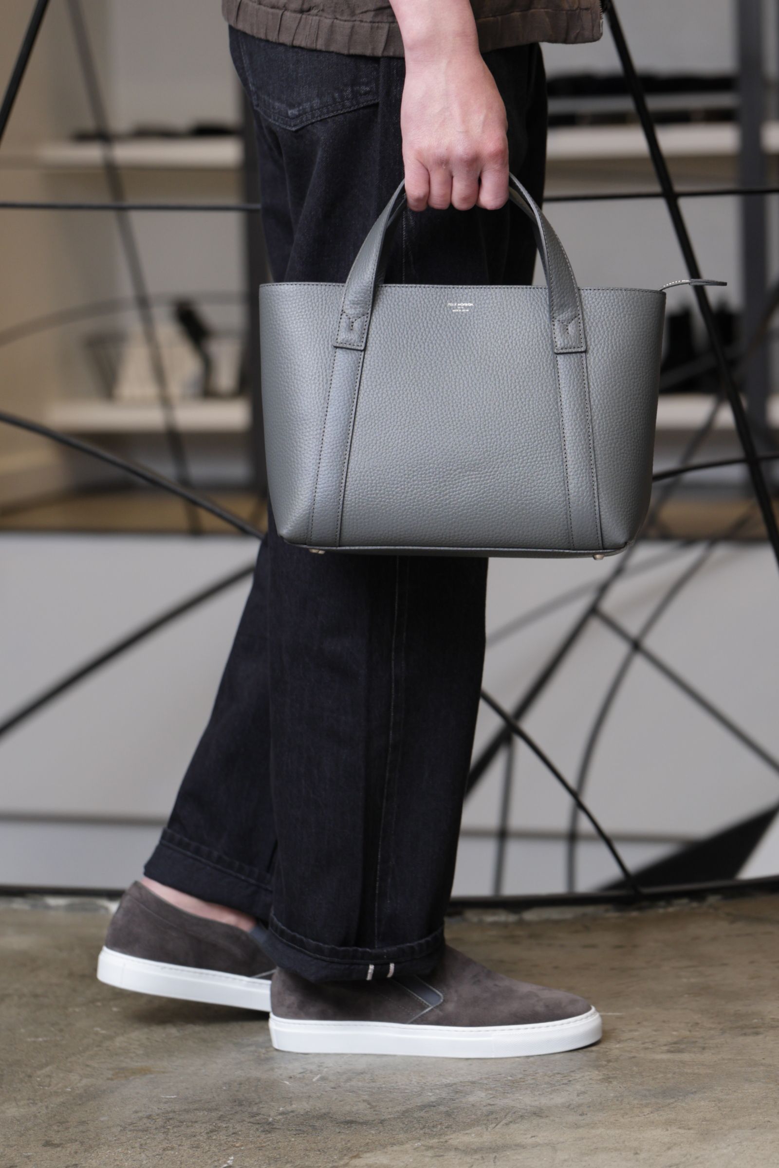 HERNO リネンブルゾンを使用した、ワイドシルエットで作る洗練カジュアル