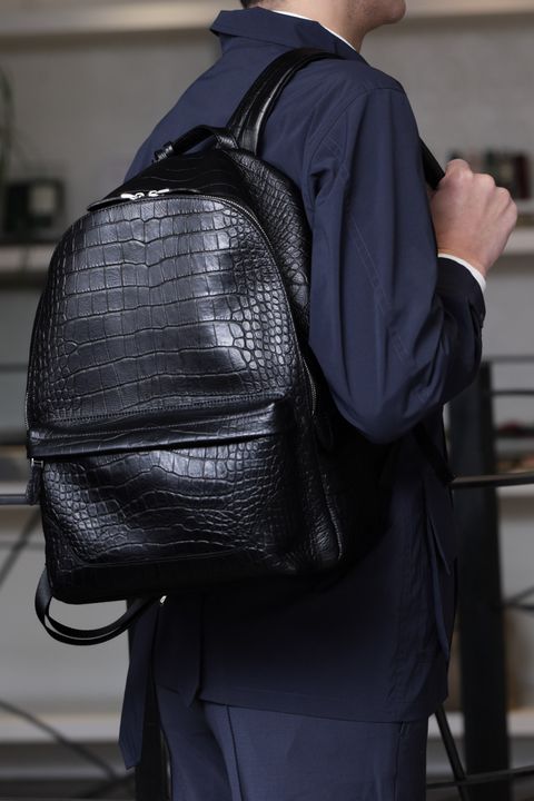 上質素材で魅せる大人のネイビーバランス