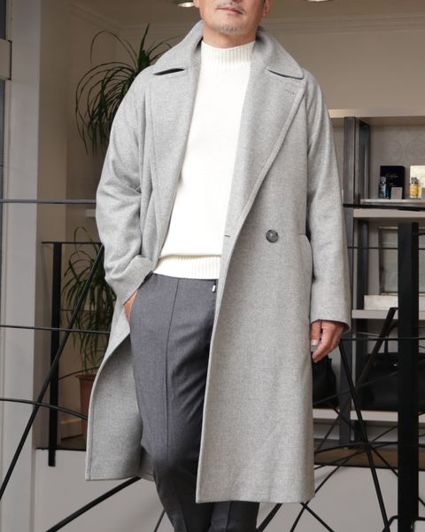 HEVO ウール ベルテッド ダブルコートを使用したグレーの濃淡で魅せる、冬の洗練スタイル