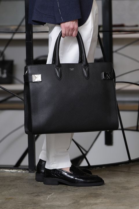 LARDINIを使用した、ホワイトパンツで引き立つ都会派ネイビースタイル