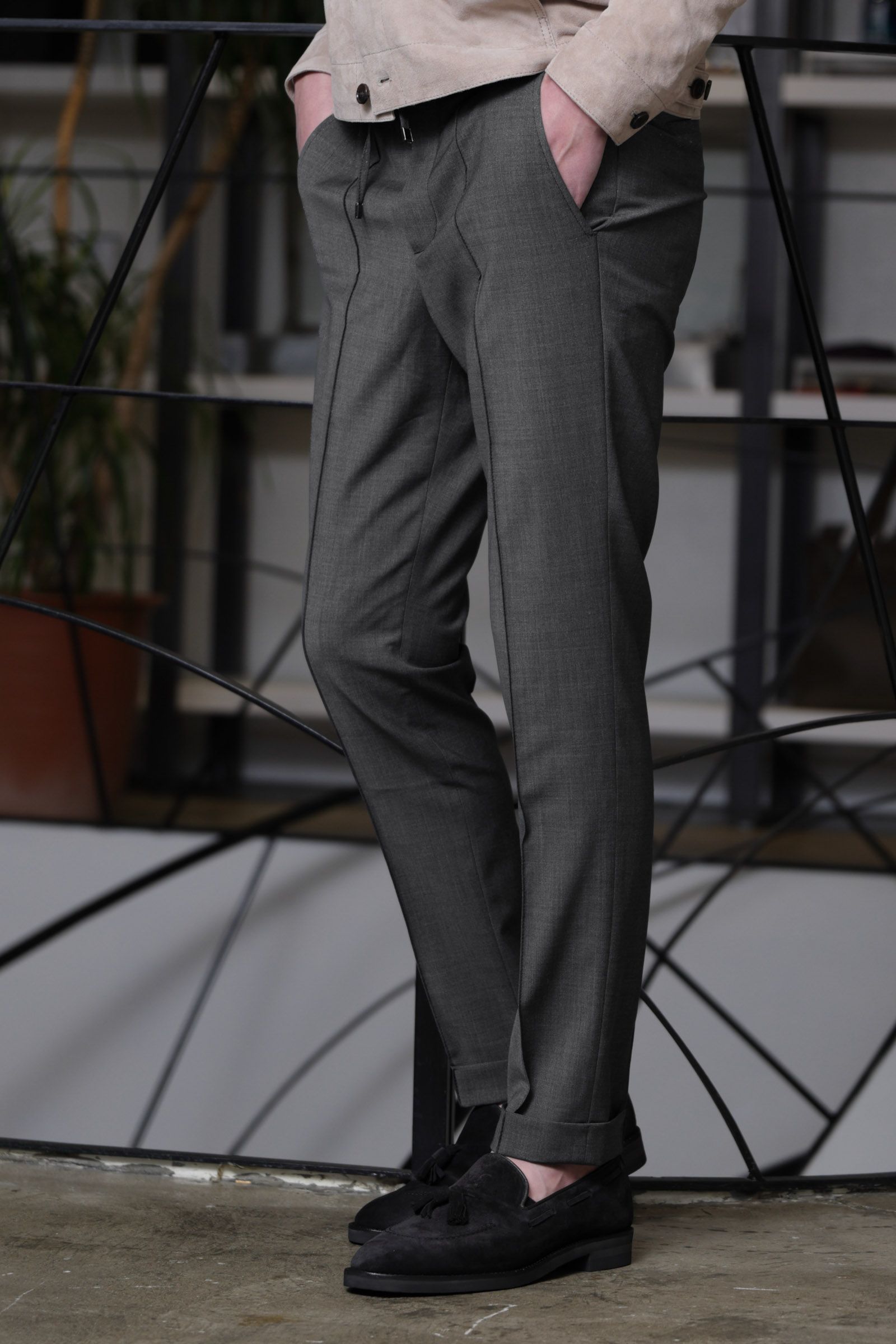 サイズ52まで【干場義雅氏 別注モデル】H DUE 永久クリース ストレッチウール パンツ / チャコールグレー