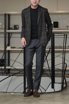 TAGLIATORE ジャケットを使用した、ブラウン×ブラックで魅せる大人のクラシックスタイル