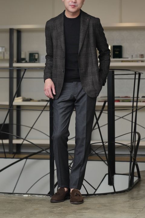 TAGLIATORE ジャケットを使用した、ブラウン×ブラックで魅せる大人のクラシックスタイル