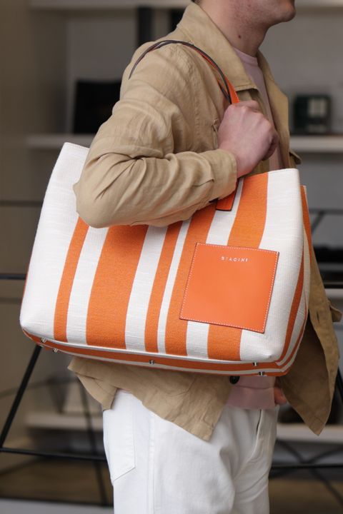 干場氏別注 BIAGINI トートバッグを使用した、キャメル×ピンクで魅せる大人のサマースタイル