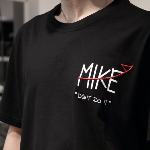 "マイク"を使用したアクティブカジュアルコーデ