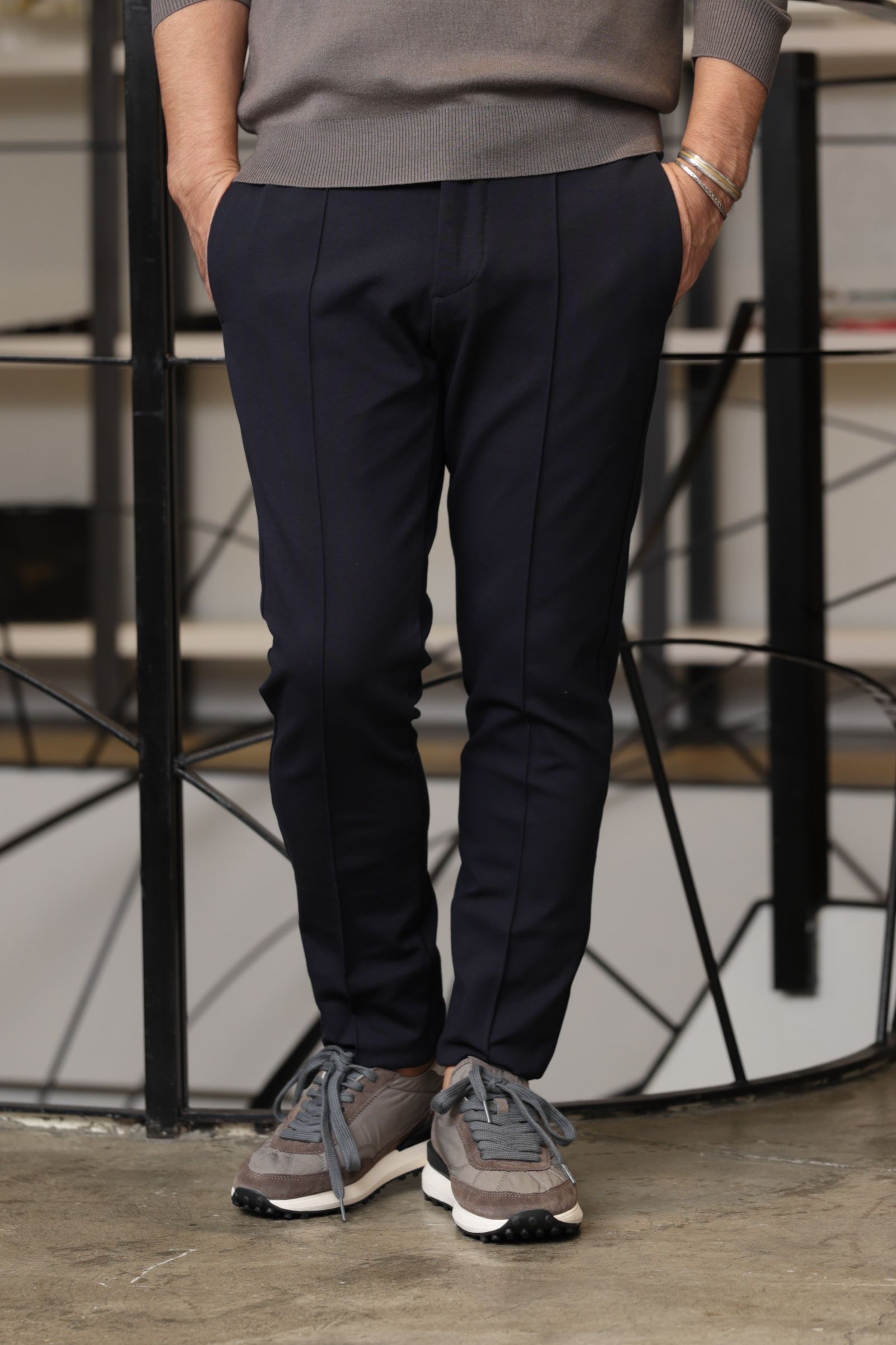 HERNO ブルゾンを使用した、アイボリーを主役にした上品な大人のスポーティスタイル