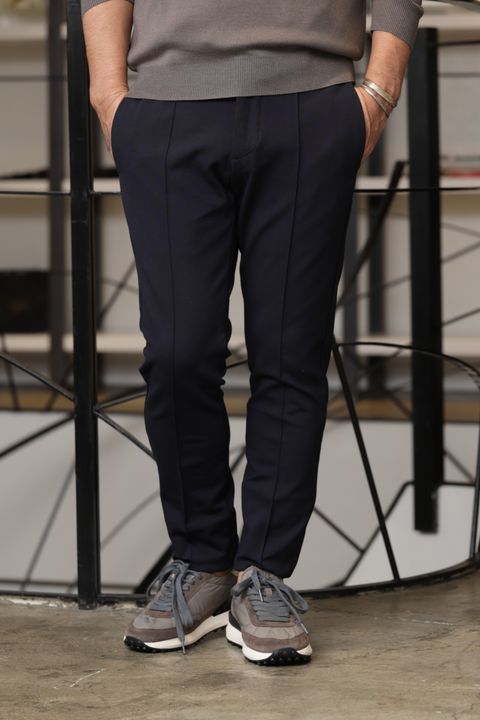 HERNO ブルゾンを使用した、アイボリーを主役にした上品な大人のスポーティスタイル