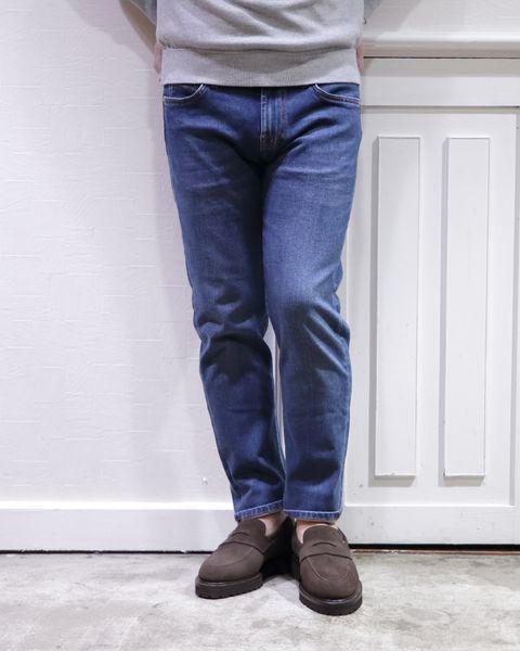 WHブラウンスエード ローファー を使用した上品デニムカジュアルスタイル