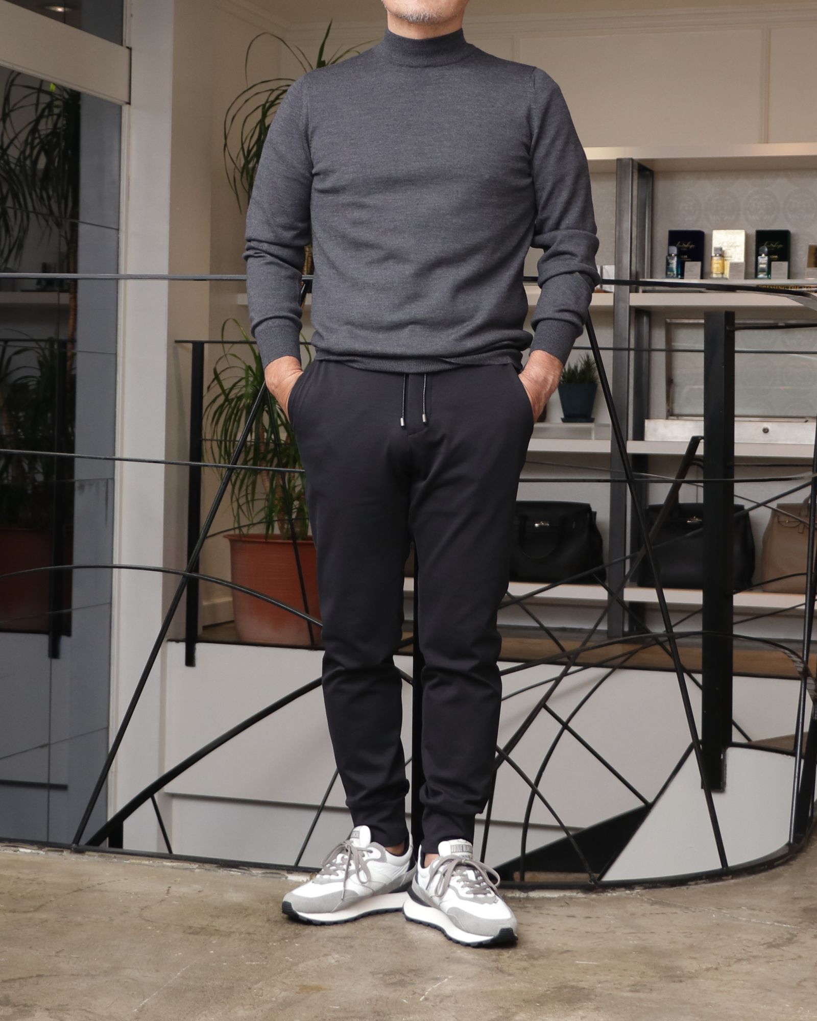 EMMETI ダウンベストそ使用したスポーティに仕上げた、大人のアーバンリラックススタイル