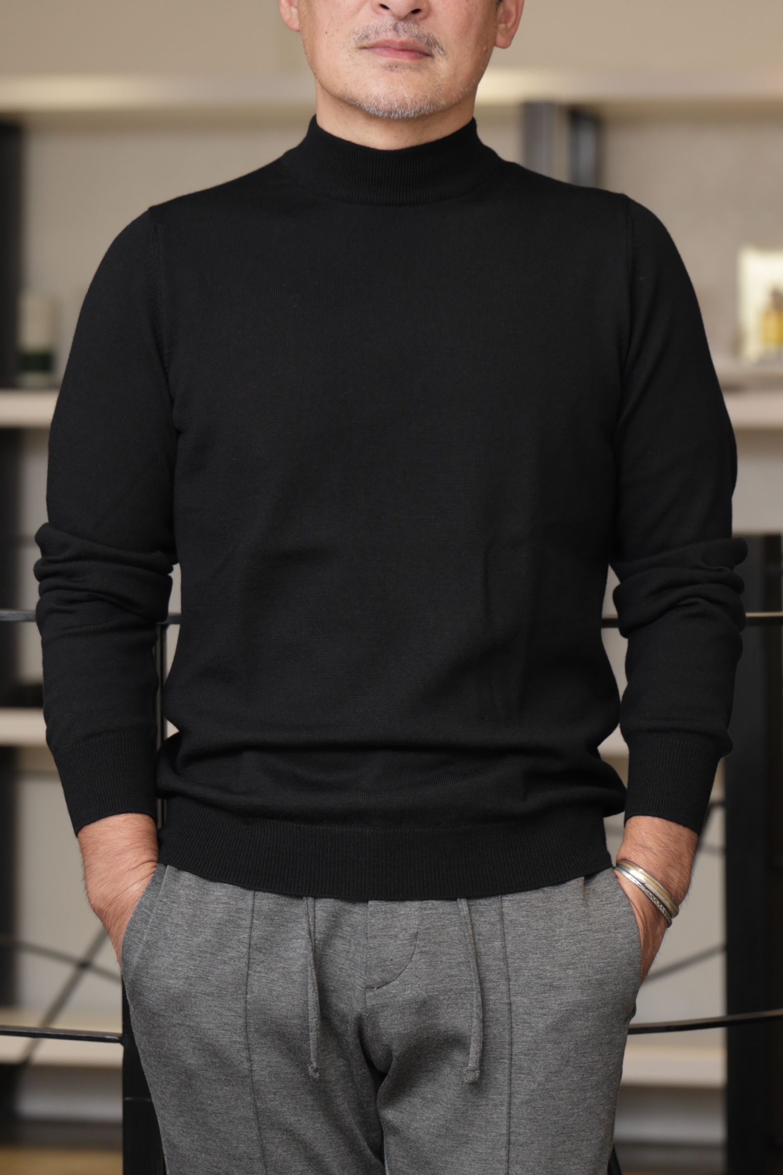 LARDINI ニットジャケットを使用した、ヘリンボーンで魅せる大人のモノトーンジャケットスタイル