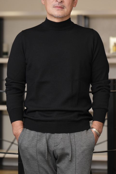 LARDINI ニットジャケットを使用した、ヘリンボーンで魅せる大人のモノトーンジャケットスタイル