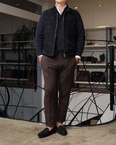 EMMETI JURI D.VEST ゴートスキンスエード シングル ダブルジップ ダウンベストを使用した異素材レイヤードで魅せる、大人の洗練カジュアル