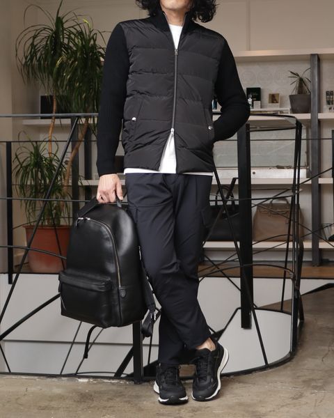 全身HERNOで統一したモノトーンで魅せる、都会派アクティブスタイル