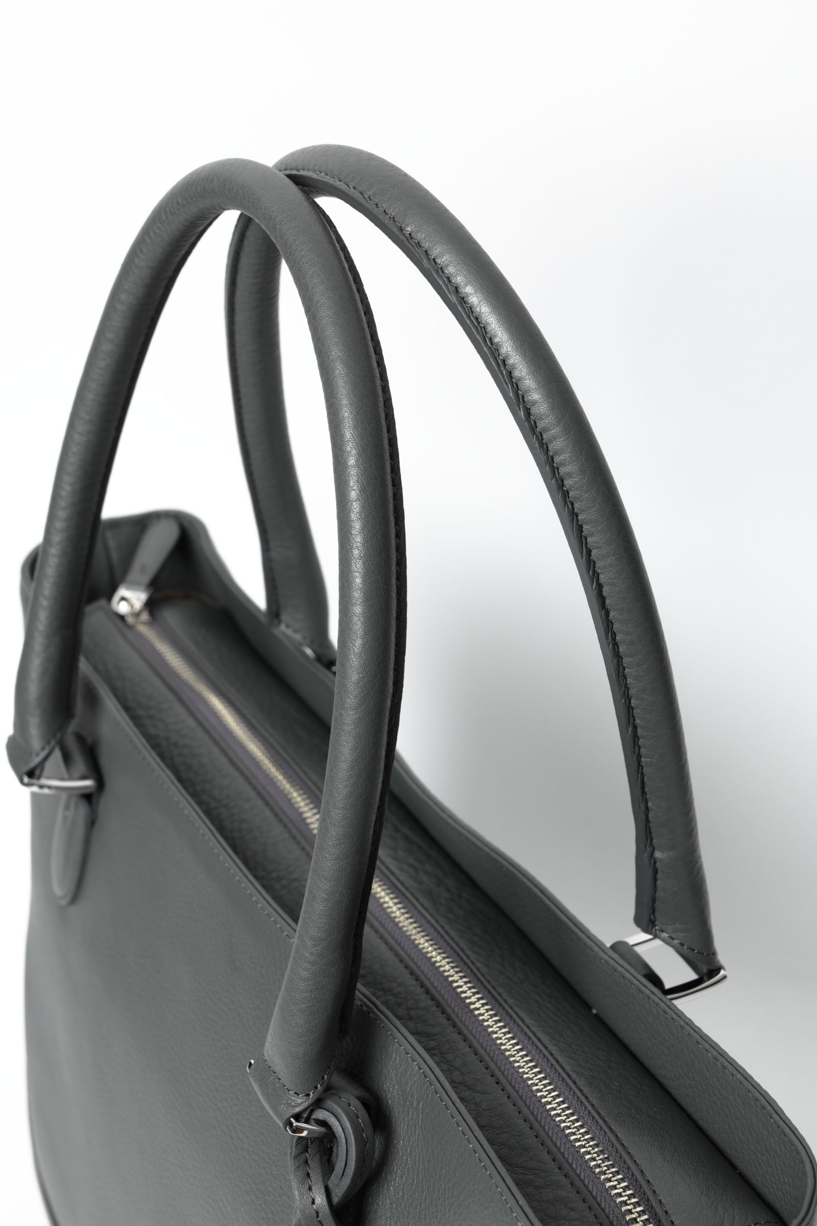 Maiden Voyageシリーズ メイデン ヴォヤージュ 薄マチ シュリンクレザー トートバッグ  / チャコールグレー