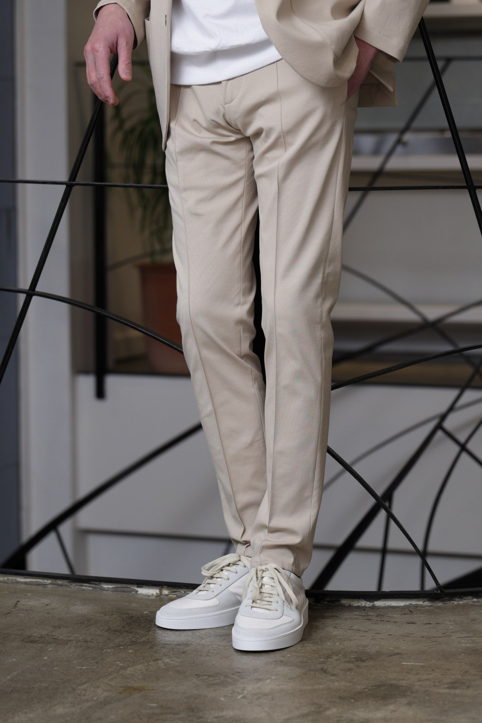 ジャブスアルキヴィオ セットアップスーツを使用した、抜け感を効かせた上品ベージュコーデ