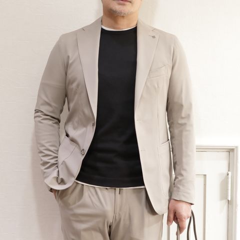 "TAGLIATORE"ストレッチナイロンセットアップを使用したビジカジスタイル