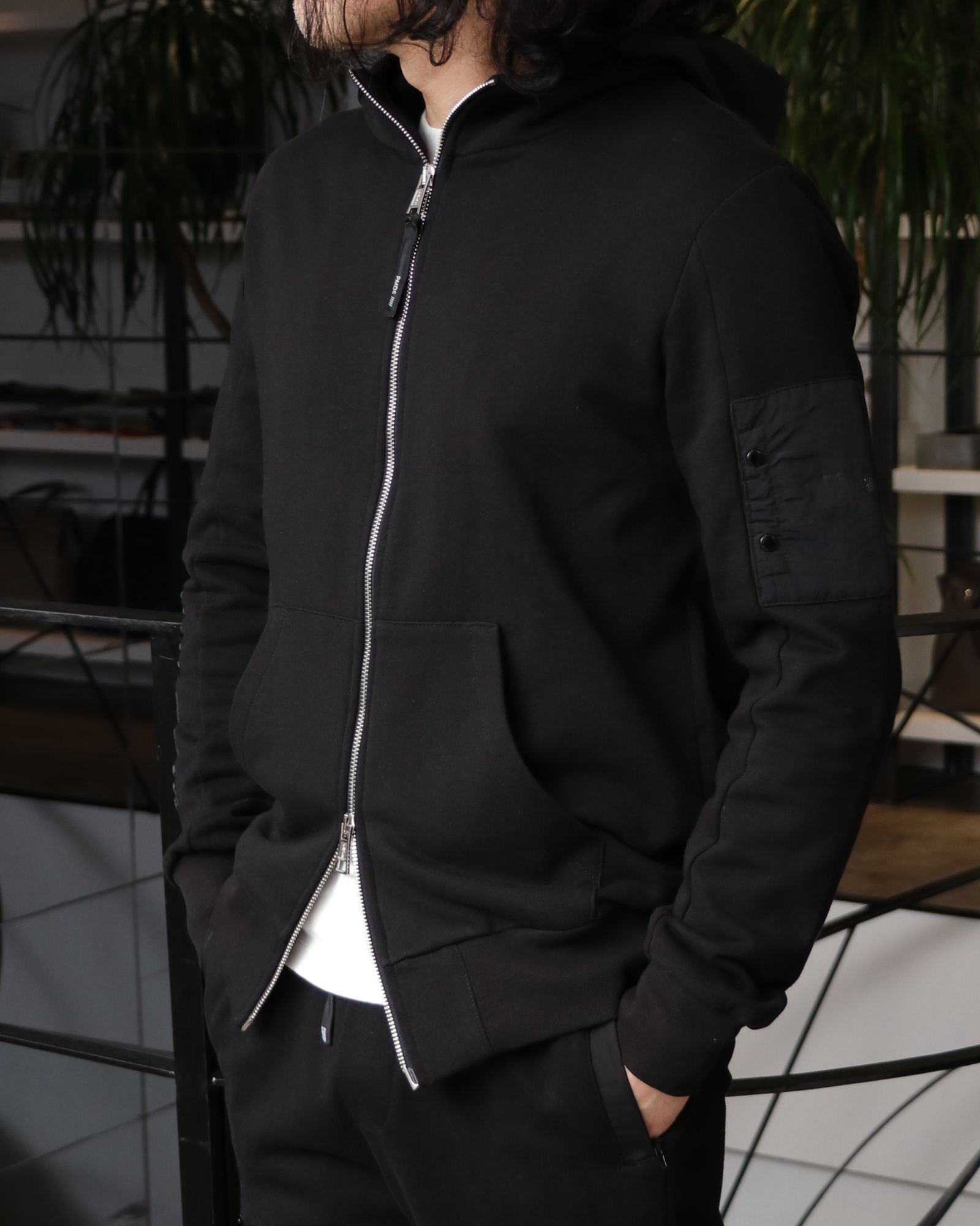 MACKAGE ダウンジャケットを使用したオールブラックで魅せる、モード×スポーツの融合スタイリング