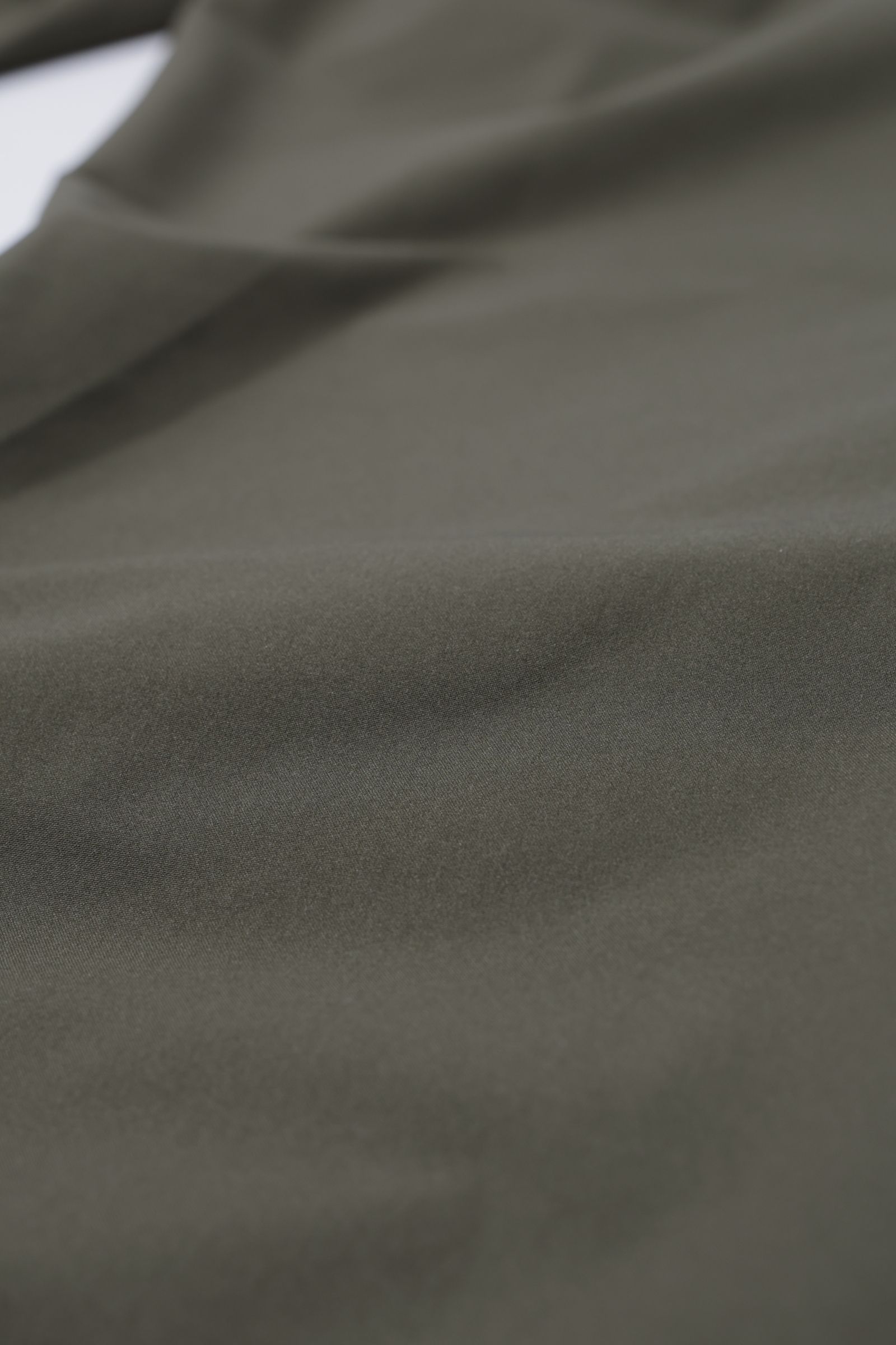 FUNCTIONAL WARDROBE ウォーターレペレント ストレッチナイロン 1プリーツ テーパード シャーリング カーゴパンツ / カーキ 7400