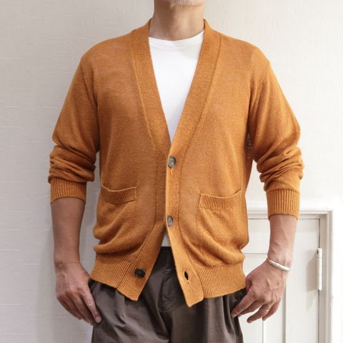 FILIPPO DE LAURENTIISリネンシルク ニットカーディガン を使用したリゾートスタイル