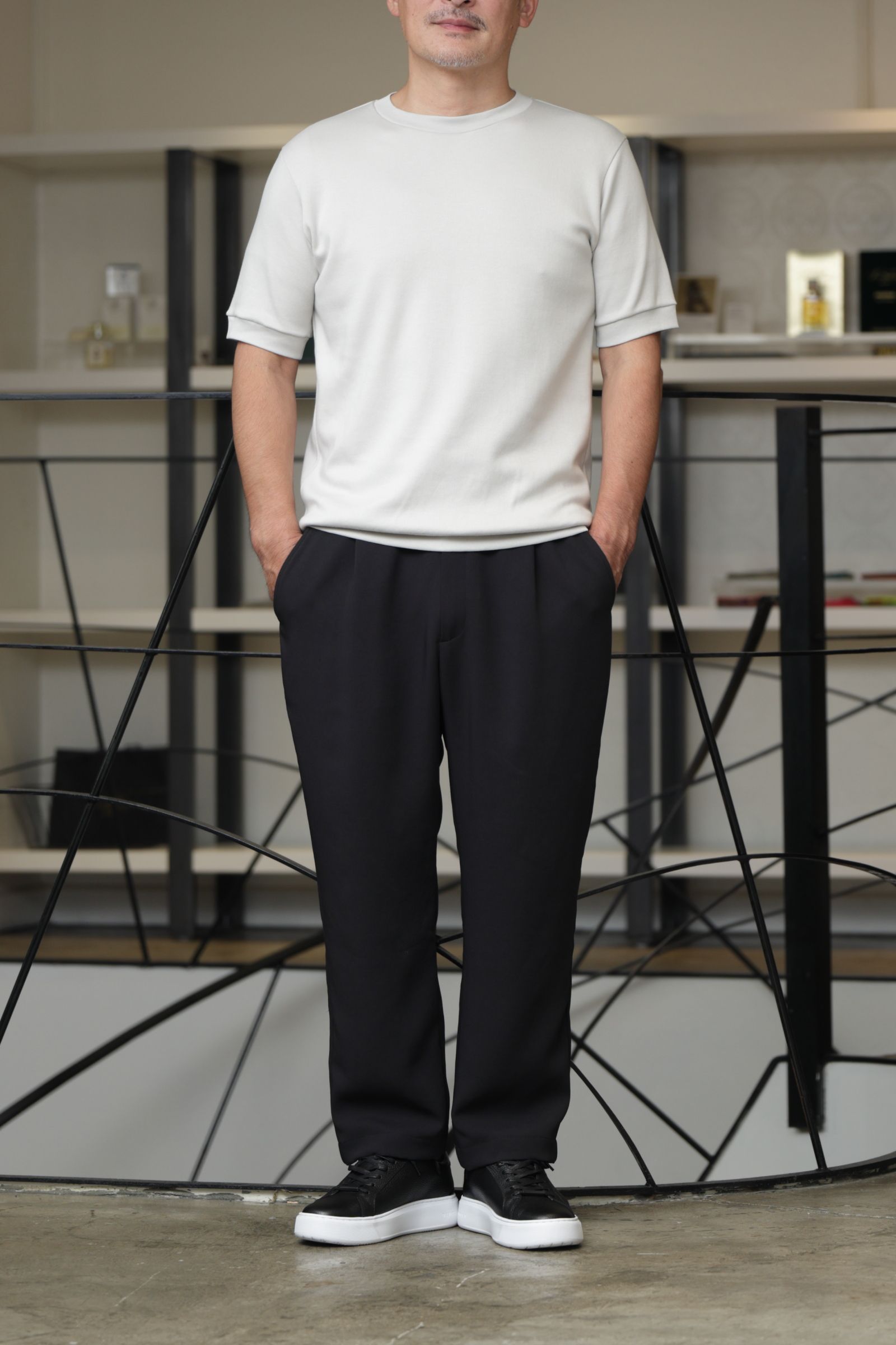 ISPIRA セットアップを使用した、ワイドパンツで魅せる大人のミニマルセットアップ