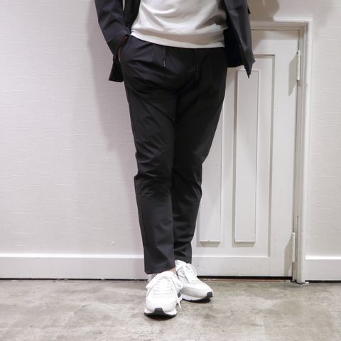 ”HERNO”撥水ストレッチナイロンセットアップを使用したビジカジスタイル