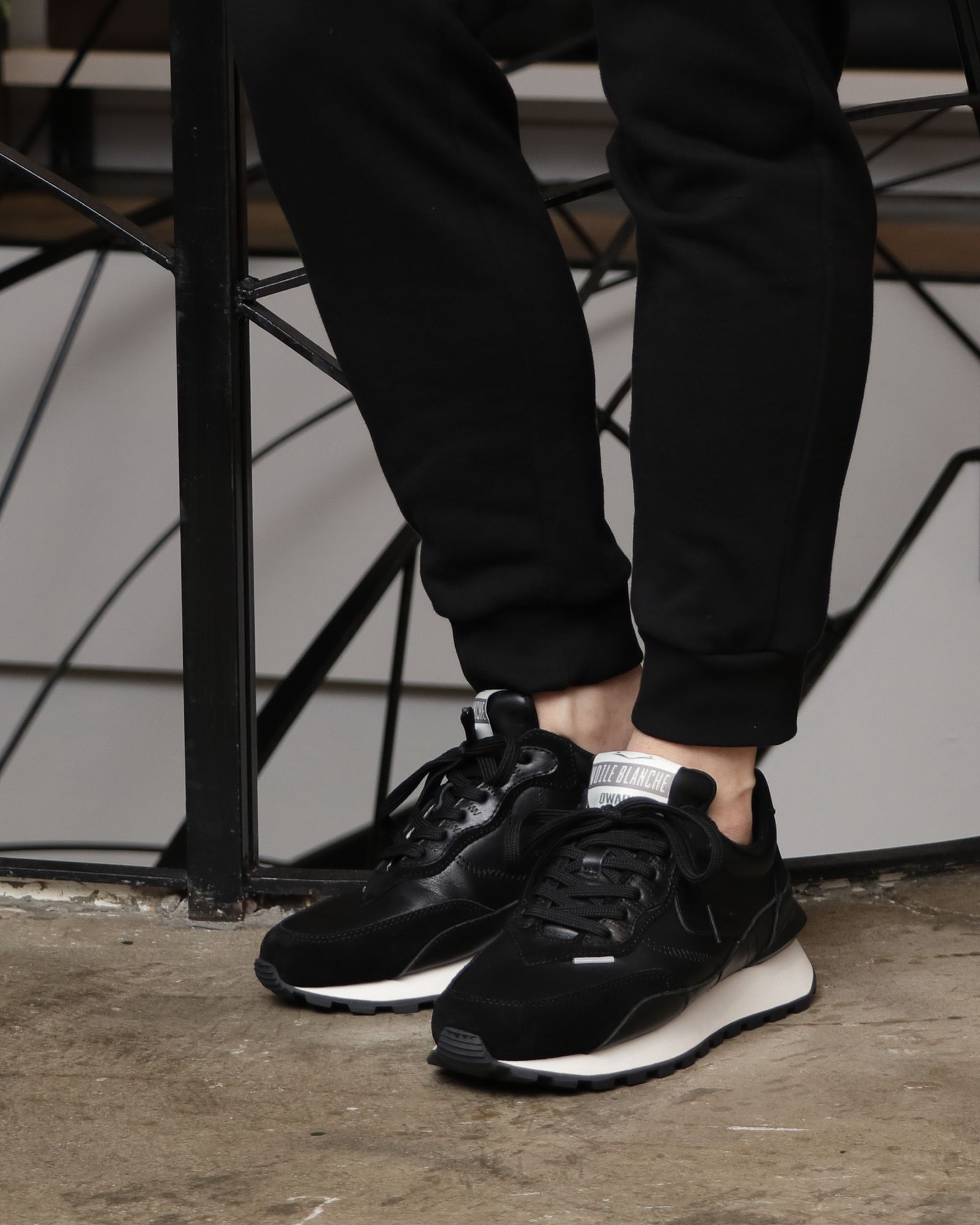 MACKAGE ダウンジャケットを使用したオールブラックで魅せる、モード×スポーツの融合スタイリング